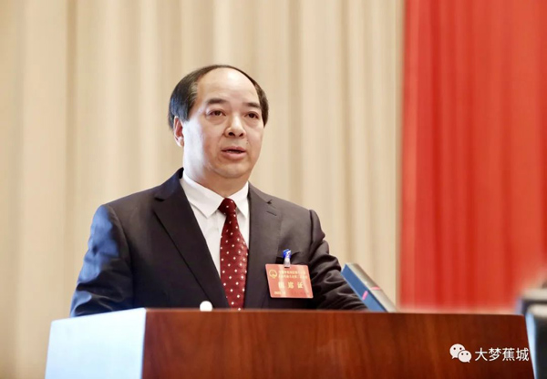 區(qū)人大常委會主任鐘宜國作人大常委會工作報告