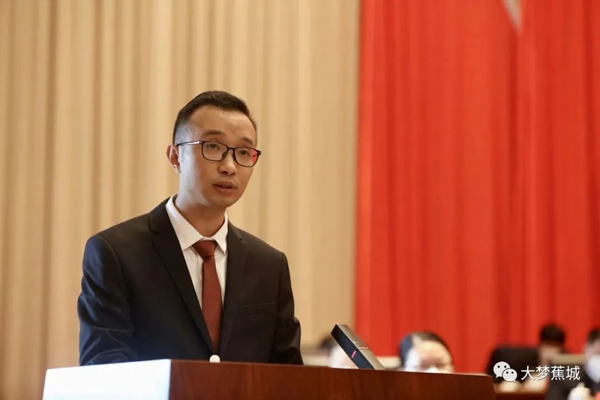 受區(qū)人民政府區(qū)長陳紹曦委托，副區(qū)長楊泰作政府工作報告
