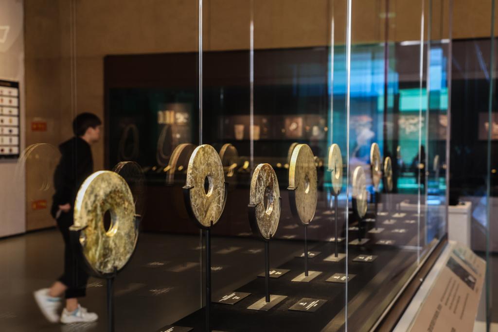 2023年11月7日，游客在良渚博物院內(nèi)參觀。2019年7月，良渚古城遺址列入《世界遺產(chǎn)名錄》。新華社記者 徐昱 攝