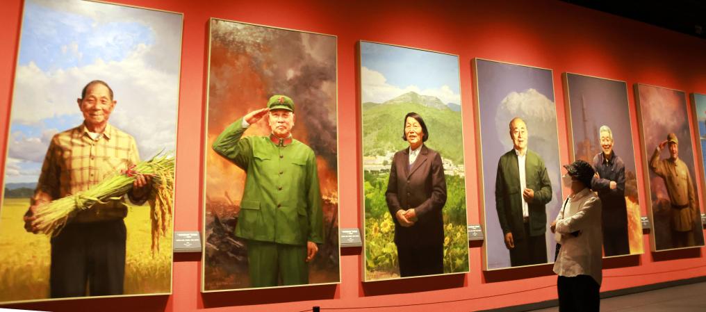 2022年10月1日，觀眾在“筑夢——我們的新時代美術(shù)攝影作品展”上觀看油畫《“共和國勛章”獲得者》。新華社記者 潘旭 攝